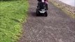 Quand Papy laisse sa petite-fille conduire son scooter électrique... oups