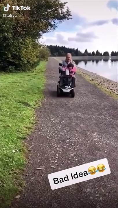 Quand Papy laisse sa petite-fille conduire son scooter électrique... oups