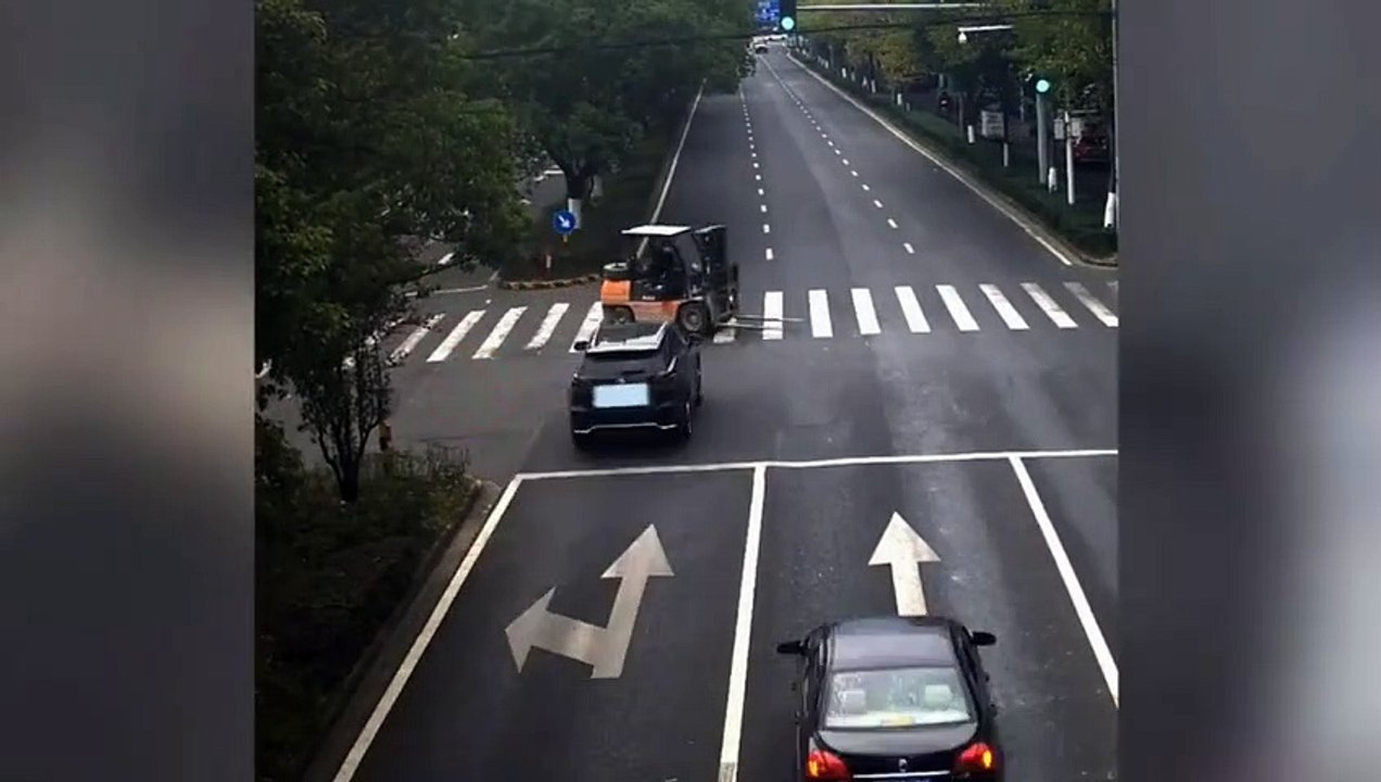 Ce conducteur de chariot élévateur est débile mais chanceux