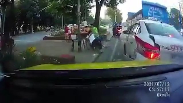 Terrifying moment 16-wheeler truck loses control and slams into cars at red light