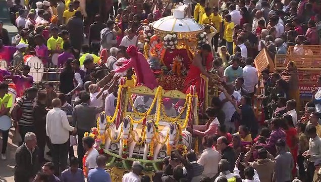 पौष पूर्णिमा पर मंदिरों में दर्शन के लिए उमड़े भक्त