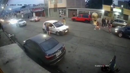 Jovem é atropelado enquanto dançava Anitta no meio da rua; assista
