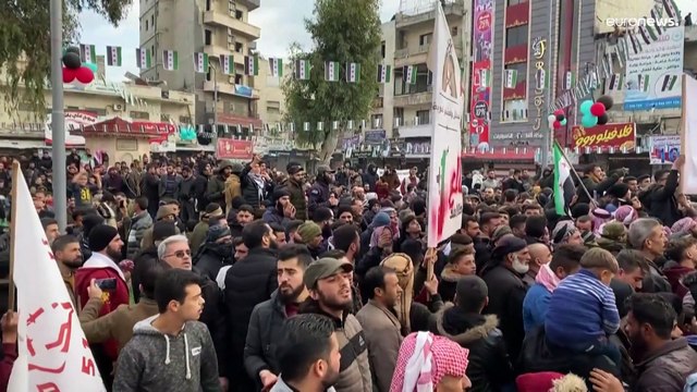 شاهد: سوريون يحتجون على تقارب أنقرة مع الأسد في إدلب