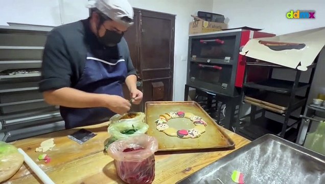 Panaderos mexicanos crean roscas de reyes con la imagen de López Obrador