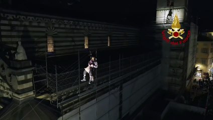 Prato, la befana scende dal campanile del duomo