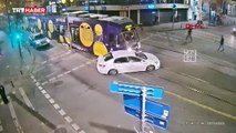 Zeytinburnu'nda tramvay otomobile çarptı