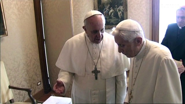 Vaticano: una guerra civile divide la Chiesa, il Papa è solo