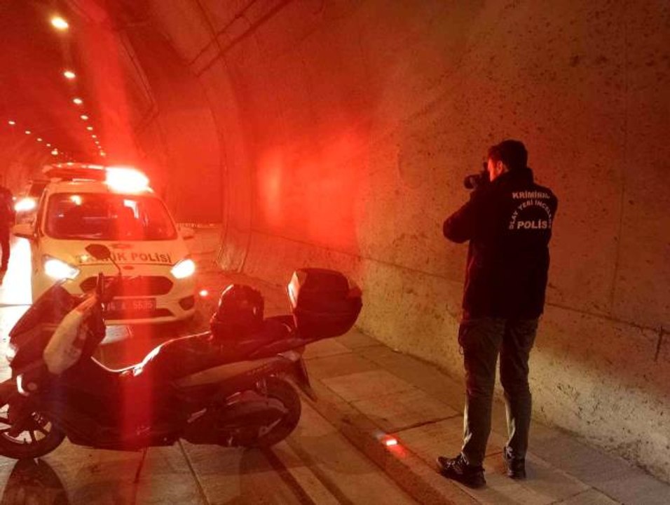 Beyoğlu'nda tünel içinde motosikletin kontrolünü kaybederek duvara çarpan sürücü hayatını kaybetti