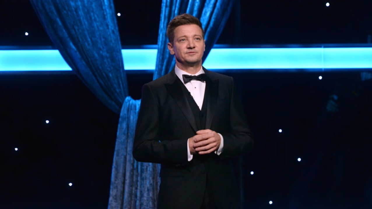 Jeremy renner im krankenhaus: er kann schon wieder lachen