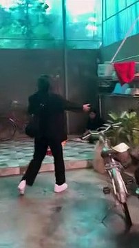 Con gái đi làm xa bất ngờ về ăn Tết, bố mẹ xúc động rưng rưng nước mắt