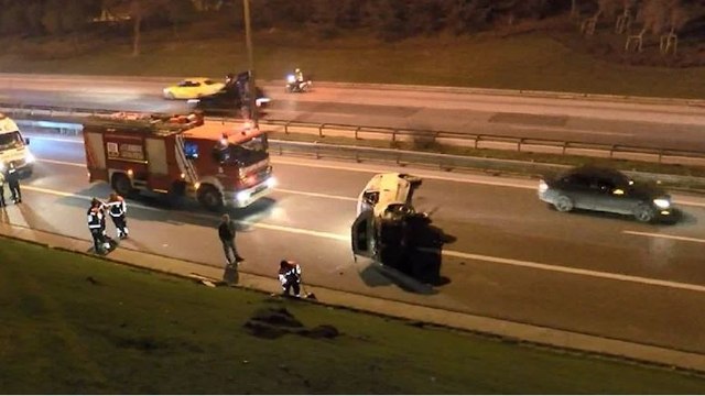 İstanbul’da hafif ticari araç, üst geçitten yola uçtu: 4 yaralı
