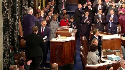 Kevin McCarthy gana la portavocía en la decimoquinta votación con 216 votos