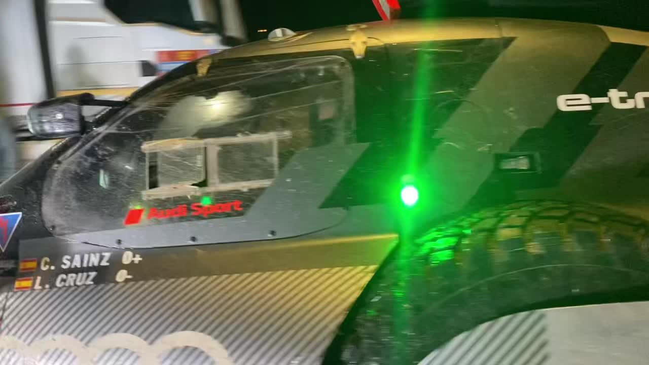 Así fue la llegada de Carlos Sainz diez horas después del accidente que le deja opciones de luchar el Dakar