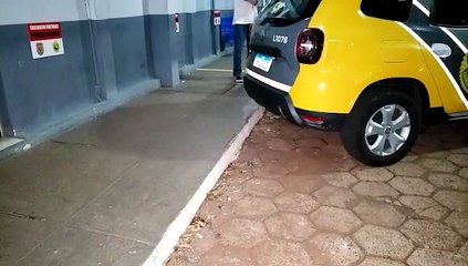 Jovem colide carro em muro de estabelecimento no centro e é preso por embriaguez