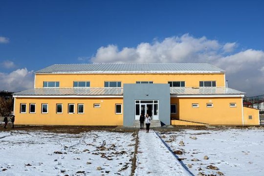 YÜKSEKOVA'DA, TERÖRİSTLERİN YIKTIĞI SPOR SALONUNUN YERİNE, SPOR KOMPLEKSİ YAPILDI