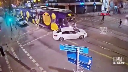 Tramvay otomobile çarptı: 1 yaralı