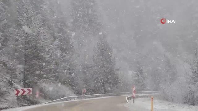 Karabük-Bartın karayolunda yoğun kar yağışı etkili oluyor