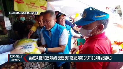 Warga Berdesakan Berebut Sembako dari Mendag di Pasar Gintung Bandar Lampung