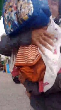 Cảm động cha khiếm khuyết đón con tan học “mạnh mẽ giống cha con nhé!”