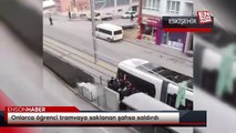 Eskişehir’de onlarca öğrenci tramvaya saklanan şahsa saldırdı