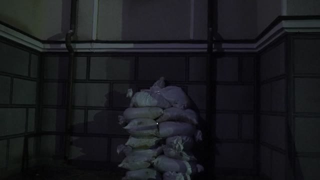 Los ucranianos del este del Donbás celebran la Nochebuena ortodoxa en los sótanos de las iglesias