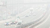 Una densa niebla causa un escenario de baja visibilidad en las vías de acceso a Madrid