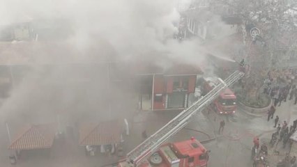 Ahşap iş yerlerinin bulunduğu çarşıda çıkan yangın kontrol altına alındı (2)