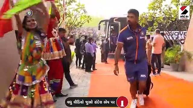 રાજકોટમાં ભારત-શ્રીલંકાના ખેલાડીઓનું પરંપરાગત રીતે સ્વાગત કરવામાં આવ્યું