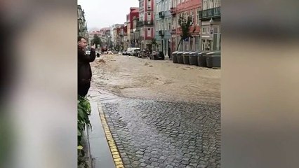 Mau tempo no Porto: Rua Mouzinho da Silveira inundada. Chuva forte arrancou piso da rua
