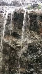 شاهدها على سرير النوم.. الصخور تدهم منازل بـ"خضراء مكة" ومَطالب بتدخل عاجل