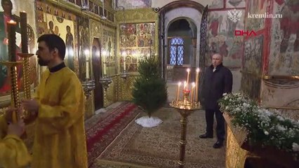 Putin, Kremlin'deki katedralde tek başına Noel ayinine katıldı