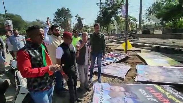 पोस्टर हटाने पर भड़के भाजपाई, कहा - शांतिपूर्वक चल रहे धरने को दबाने का प्रयास