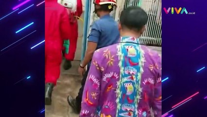 Aksi Personel Damkar Bersih-bersih Rumah Mewah Tiko-Ibu Eny