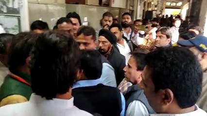 कोर्ट में पेशी के बाद बाहर निकलते हुए विधायक सज्जनसिंह वर्मा