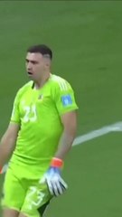 Ekspresi tengil Emiliano Martinez saat menepis tendangan penalty