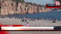 Antalya'da vatandaşlar, Konyaaltı Sahili'ne akın etti