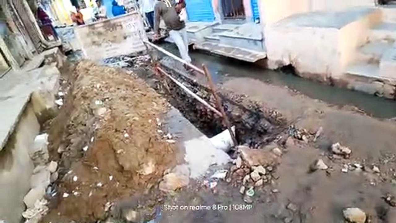कार्य की गति धीमी, मजबूरन दुकानें बंद कर बैठे हैं व्यापारी