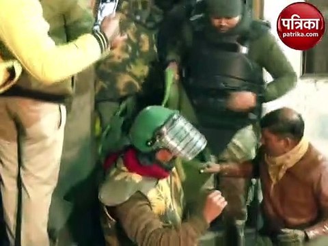 वीडियो: अलीगढ़ में घर के अंदर घुसकर बैठ गया तेंदुआ, बाहर निकालने में छूटे वन विभाग के