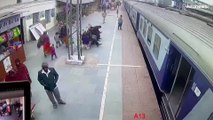 شاهد: جندي هندي ينقذ مسافرا كاد القطار أن يسحبه تحت عجلاته قبل توقفه