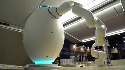 Un robot con forma de huevo llamado ADAM triunfa como barman en el CES de Las Vegas