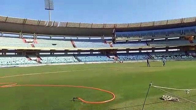 70 हजार लीटर पानी प्रतिदिन खर्च किया जा रहा मैदान बनाने करने में, सेंट्रल पिच में तैयार की जा रहीं मैच के लिए