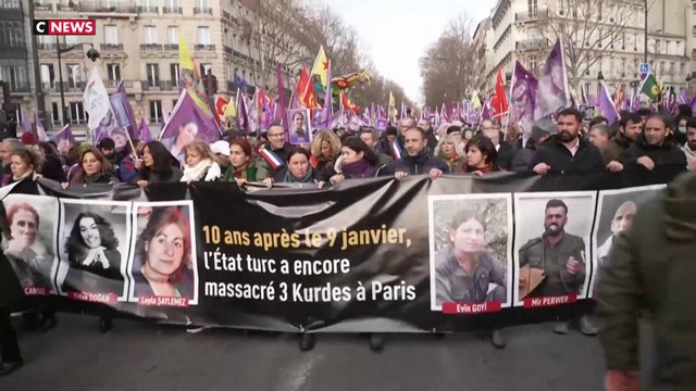 Des milliers de manifestants à Paris en hommage à trois militantes kurdes assassinées en 2013