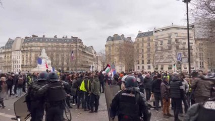 Paris'te sarı yelekliler hükümetin emeklilik reformuna karşı gösteri düzenledi