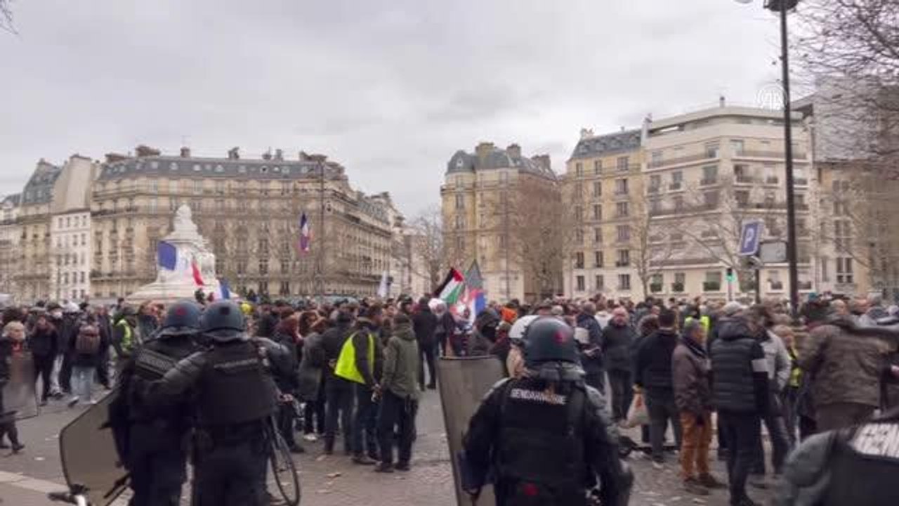 Paris'te sarı yelekliler hükümetin emeklilik reformuna karşı gösteri düzenledi