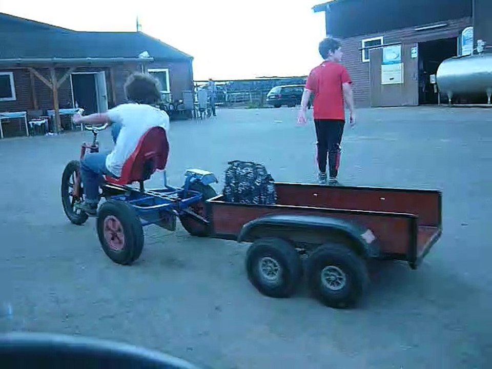 Go-Kart auf einem Bauernhof fahren