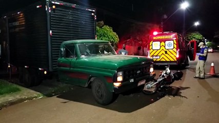 Moto fica presa em caminhão após colisão no Nova Cidade