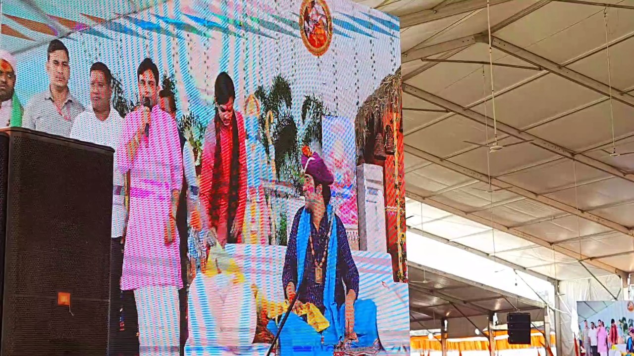 देवेंद्र फडणवीस सर पहुंचे बागेश्वर सरकार के धाम आशीर्वाद लेने। Nagpur