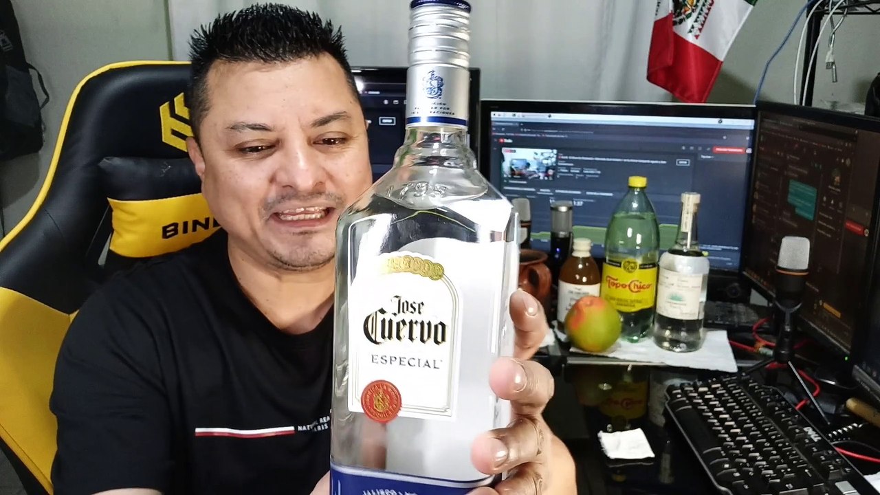 Abriendo una botella de tequila jose cuervo especial agave azul plata