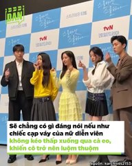Trang phục họp báo "đỡ không nổi" năm 2022: Đôi tất Yoo Jung phản chủ | Điện Ảnh Net