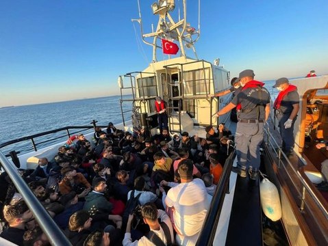 Sahil Güvenlik 2022 yılında Ayvacık açıklarında Yunanistan'ın geri ittiği 2 bin 225 kaçak göçmeni kurtardı